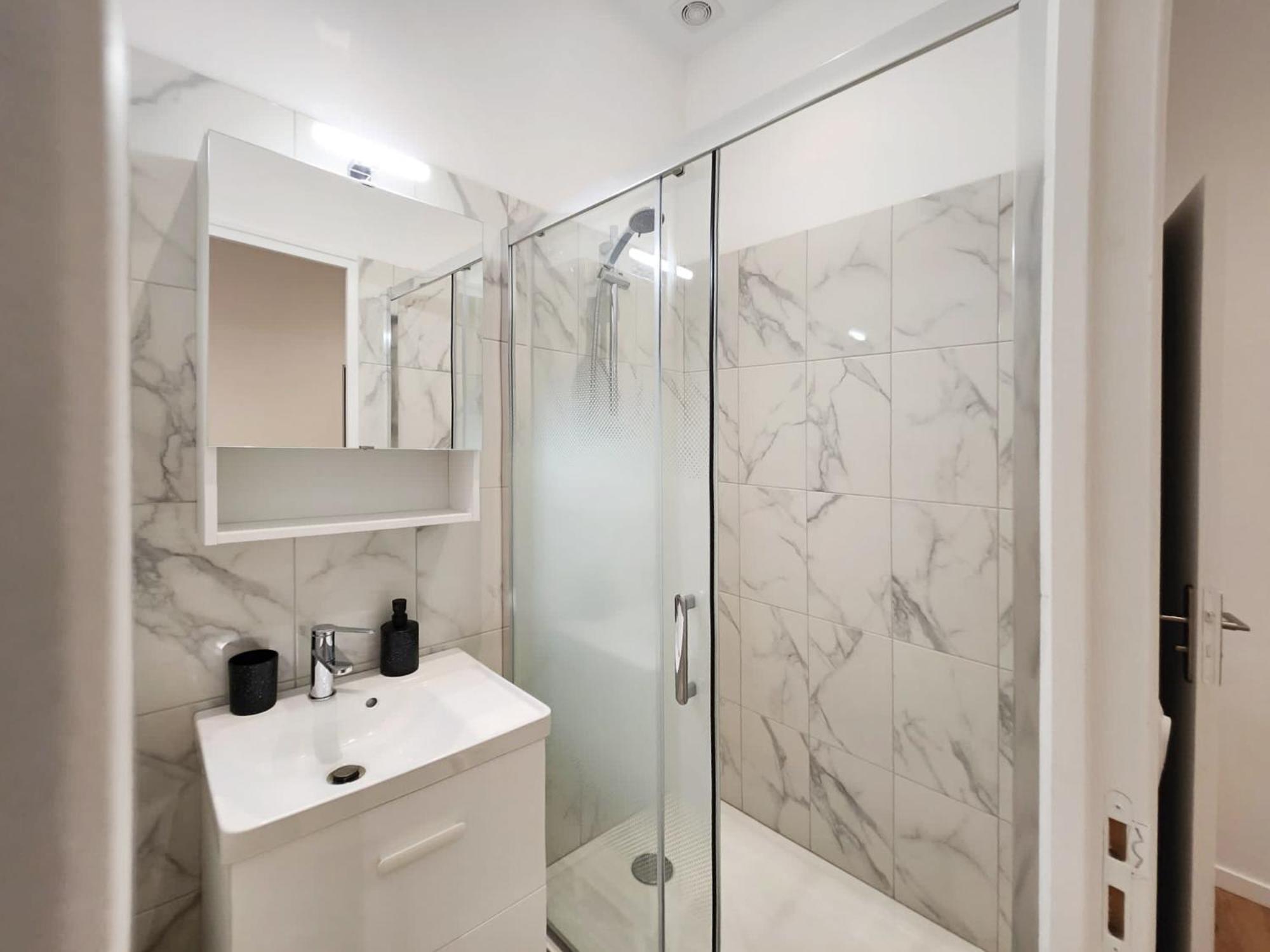Luxury Apartment *